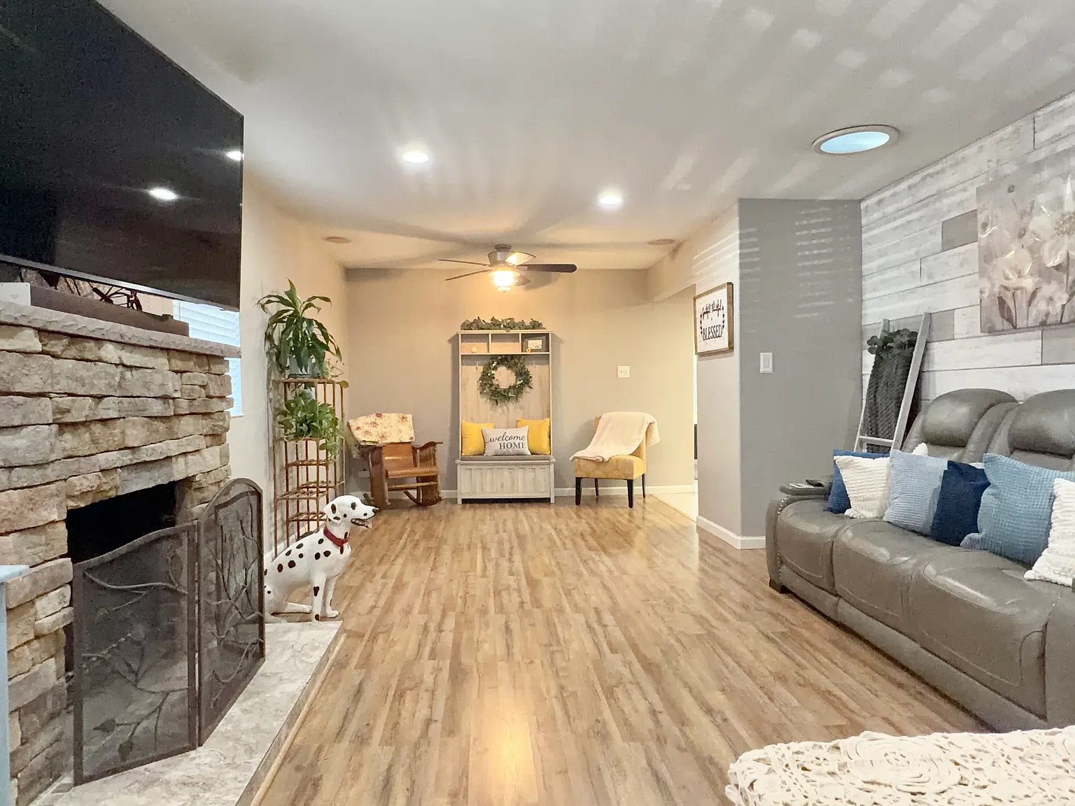 3 bed, 1.5 bath, 1495 sqft, $2,495 — Photo 3