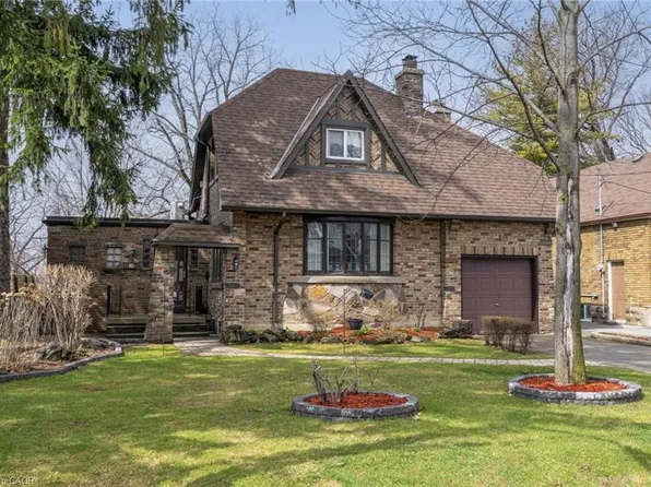 10 Landour Ave, Toronto, ON M6M 4J4