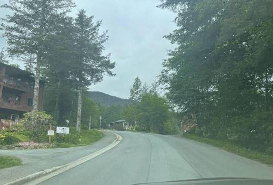 Exterior Neighborhood (street photo)