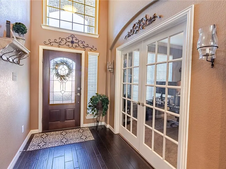809 Park Place Ln — Photo 2