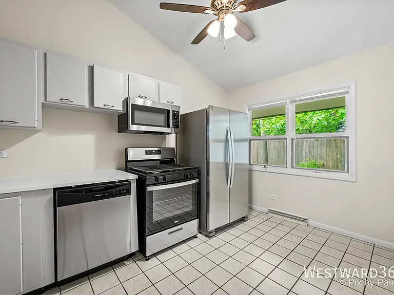 325 E Lake St — Photo 2