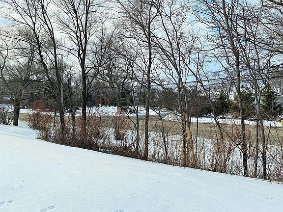5th image of 190 Commerce Dr