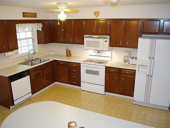 3rd image of 155 Sunny Acres Dr