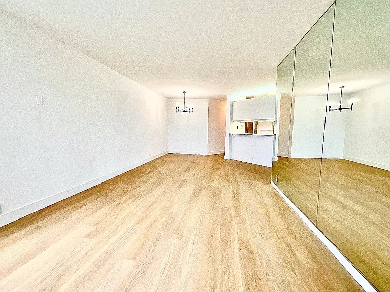 415 E 37th St #20C — Photo 2