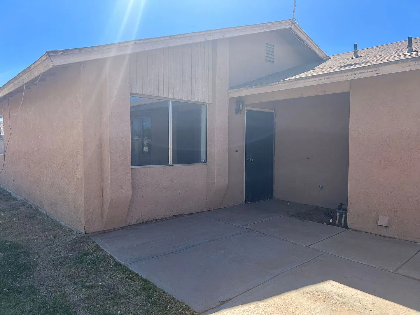 Three Bedroom Cibola Home on a large Lot. Fenced Yard and covered Patio. — Photo 4
