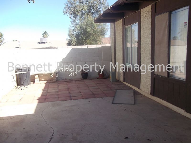 Front enclose courtyard