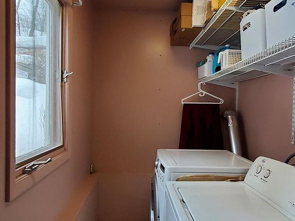 4th image of 402 Emerald St
