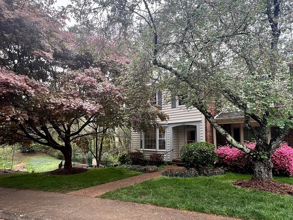 1000 Huntwood Ln