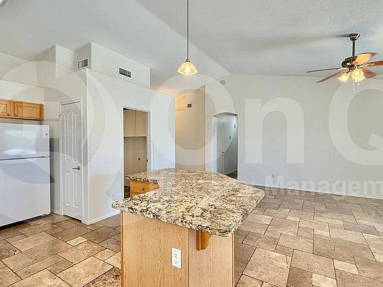 611 W Liberty Ln — Photo 6