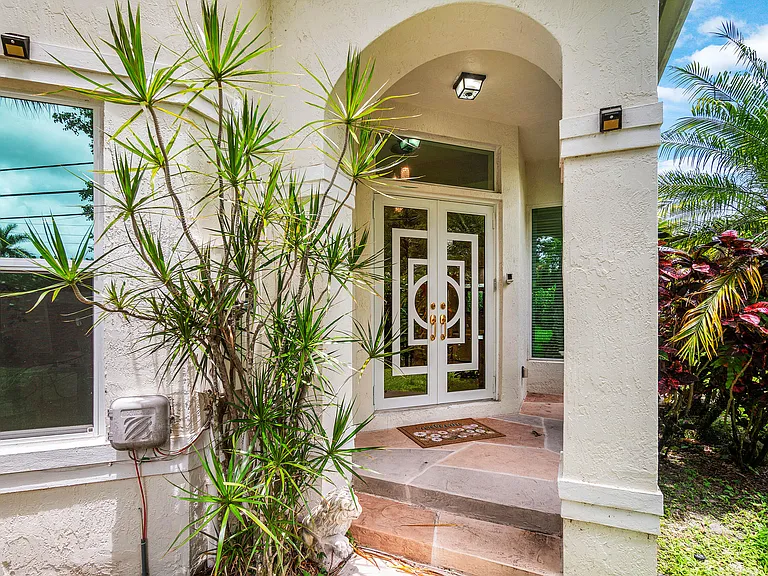7087 NW 78th Pl — Photo 3