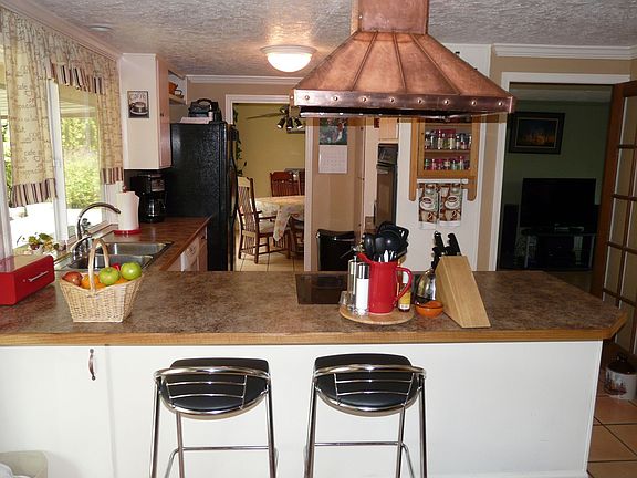 Kitchen & eating bar