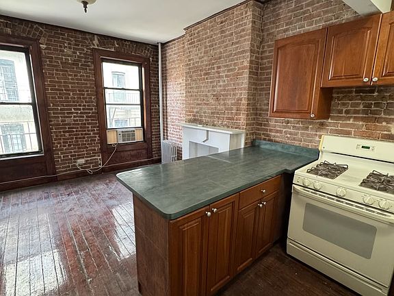2nd image of 355 W 47th St #3RE