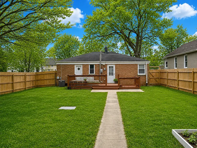 2311 Lake St — Photo 2