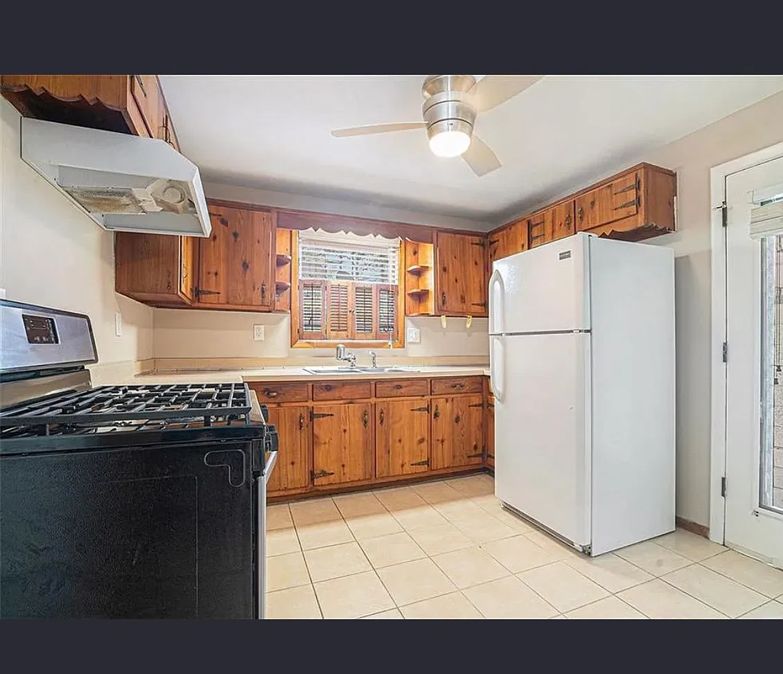 2480 Warwick Cir — Photo 2