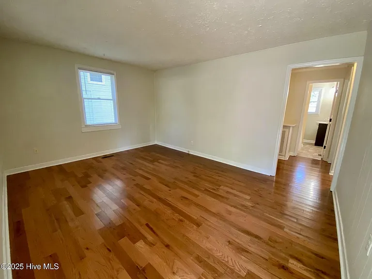513 W Chapin Rd — Photo 7