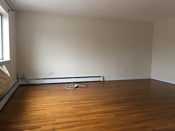 3rd image of 726 Logan Ave