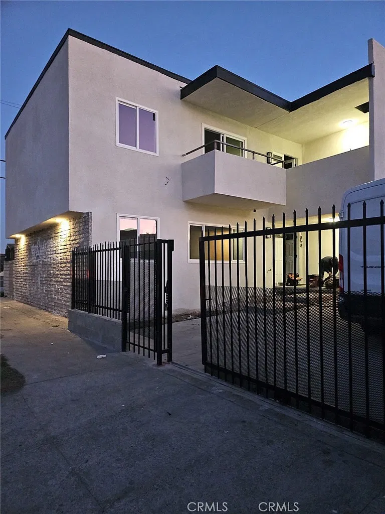 3 bed, 1100 sqft, $3,850 — Photo 2