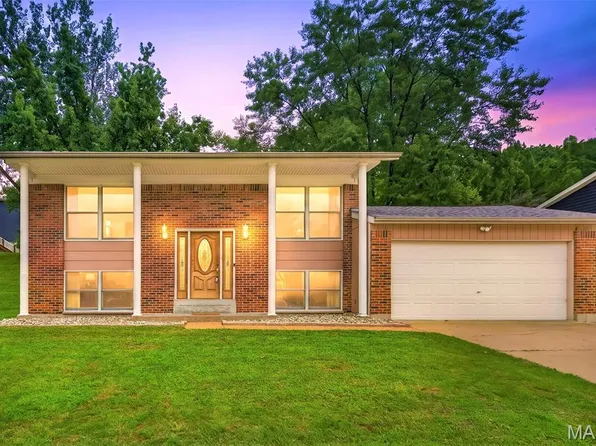 12115 Glenpark Dr, Maryland Heights, MO 63043