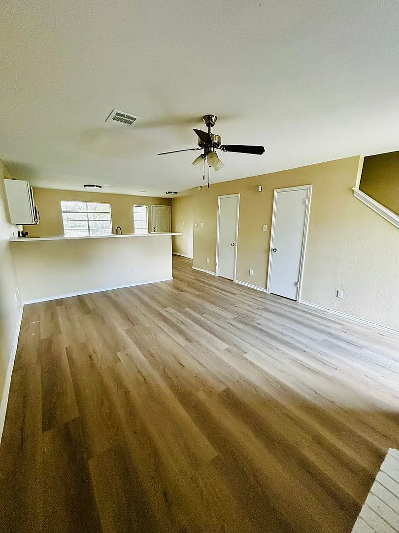 River Crossing - Near Downtown - 2bd /2.5ba - Townhome - Yard - Pet Friendly - $1500 - Rent Special — Photo 4