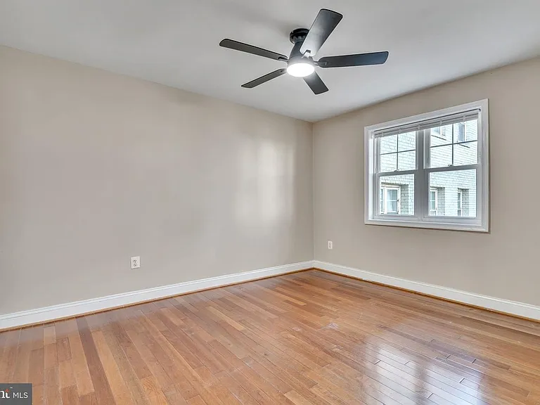 912 Barnaby St SE #101 — Photo 14
