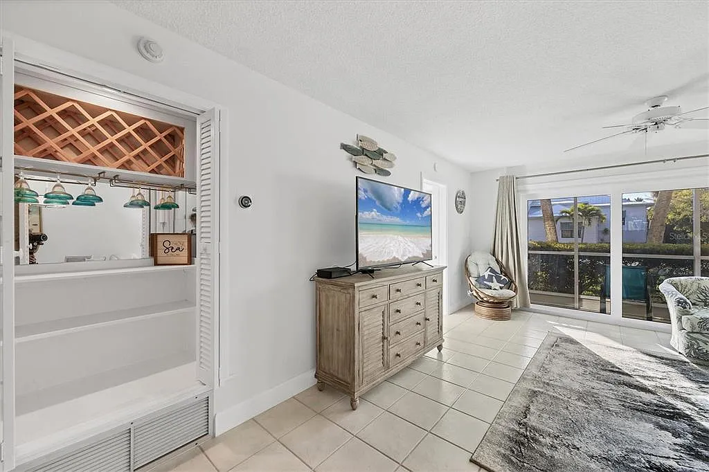 2 bed, 2.0 bath, 1034 sqft, $6,000 — Photo 4