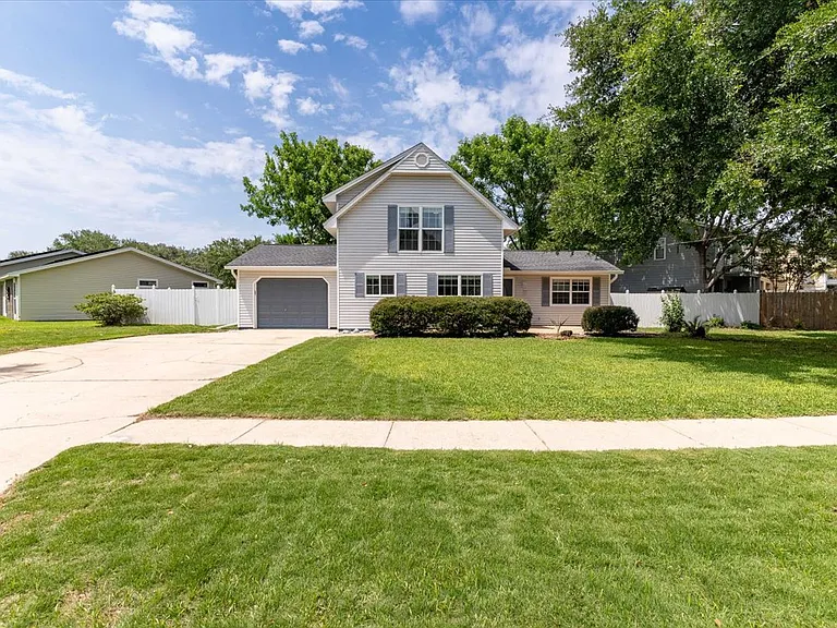 817 N Lakeside Dr — Photo 2