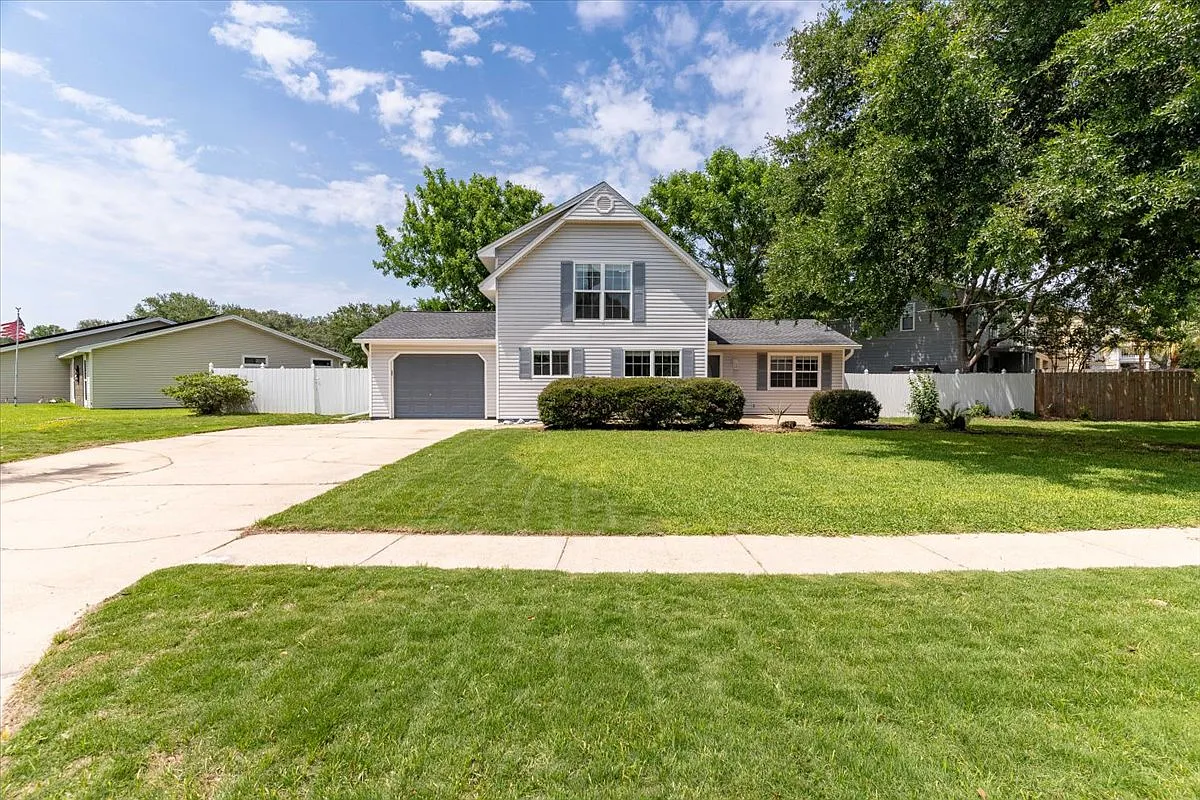 Building Photo - 817 N Lakeside Dr