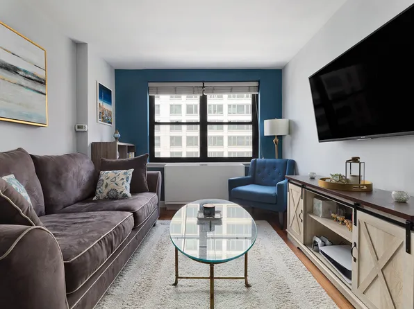 200 East 24th Street image 3 of 6