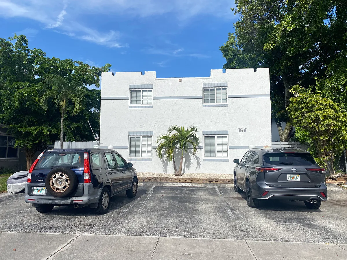 Building Photo - 608 NE 9th Ave #2