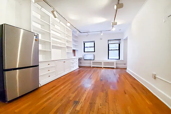 Rented by Warburg | media 4