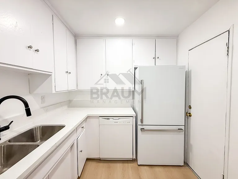 6041 WHITSETT — Photo 14