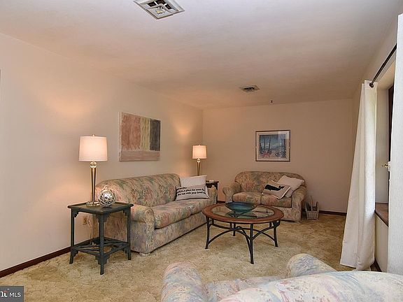4th image of 7 N Manor Dr