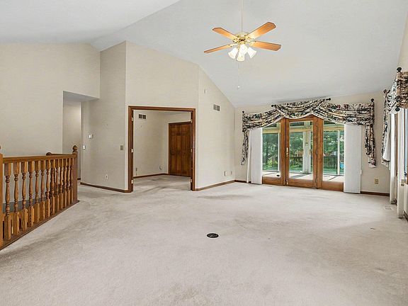 3rd image of 3828 Thornridge Dr