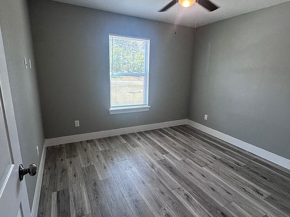 5th image of 192 W Oleander Ave