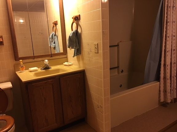 Bathroom & whirlpool tub