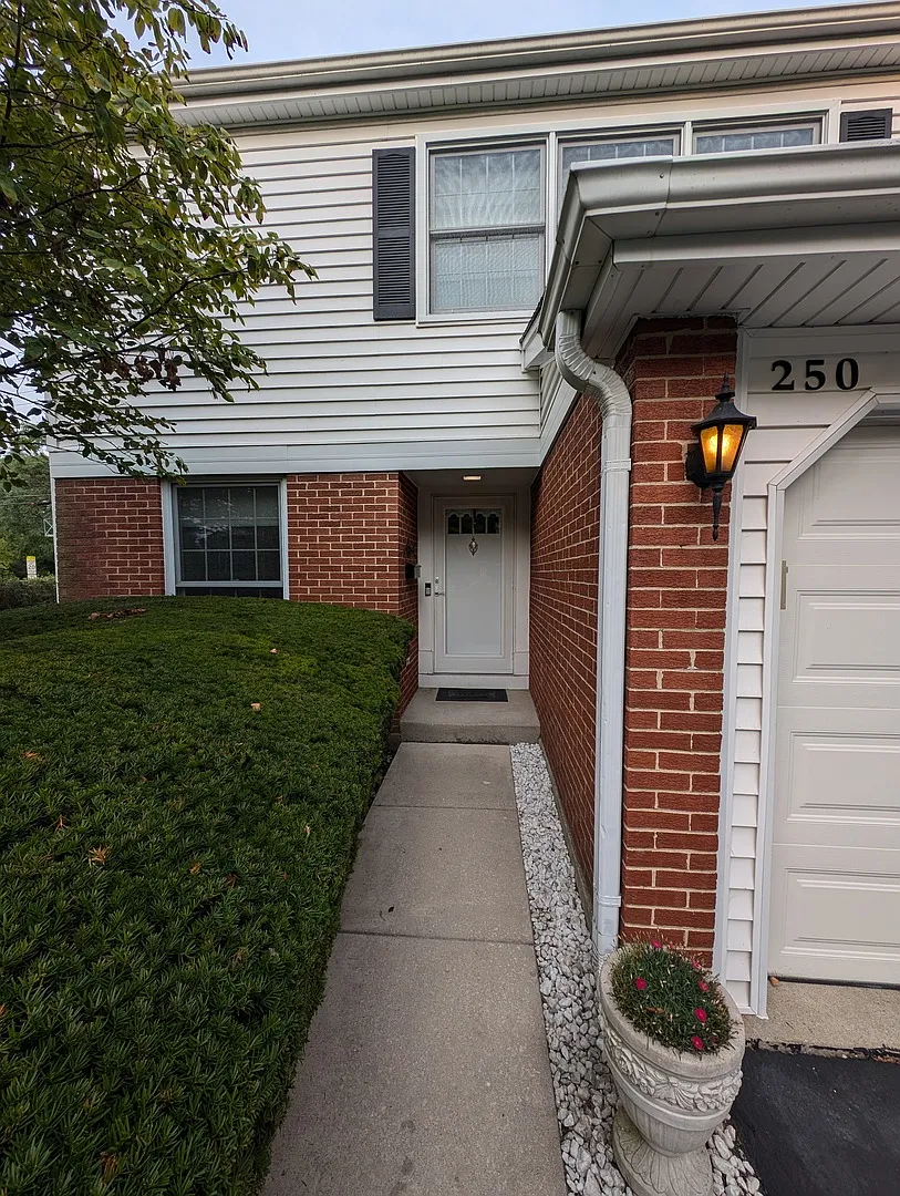 250 Essex Pl photo 1