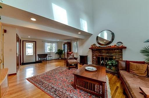 4th image of 287 Lakeshore Dr
