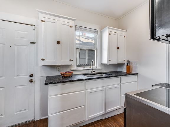 4th image of 2020 College Ave APT A