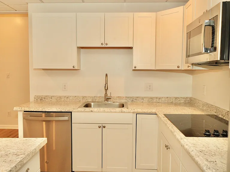 4 Rockbrook Dr — Photo 16