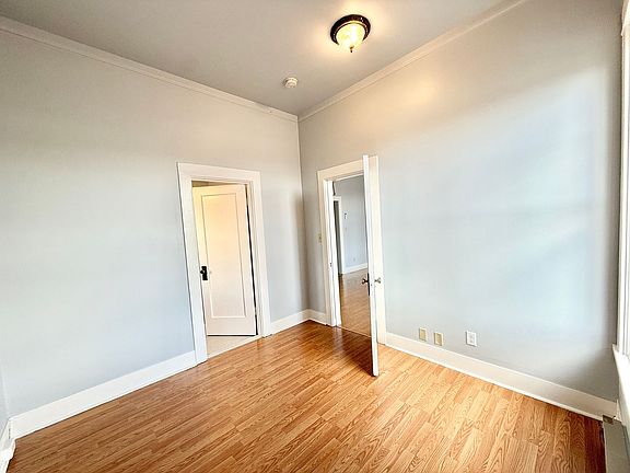 4th image of 110 SW Court Ave #304