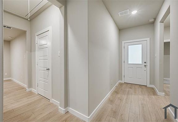 4th image of 946 Olive Dr