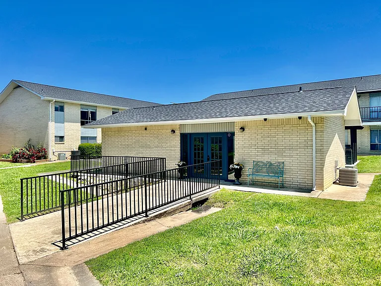 Higdon Ferry Apartments — Photo 6
