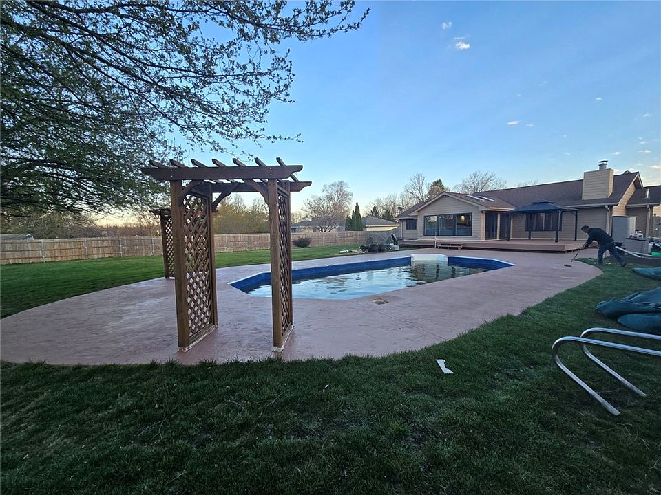 1st image of 104 NW Rock Creek Cir