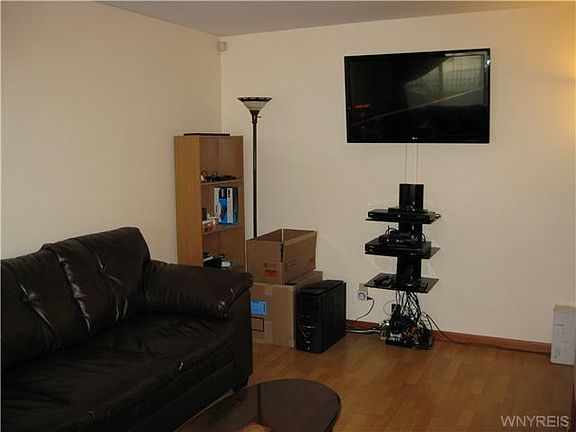 4th image of 3046 Niagara St