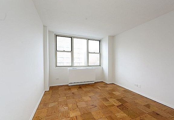 3rd image of 154 E 29th St #708