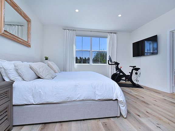 3rd image of 13200 Moorpark St APT 408