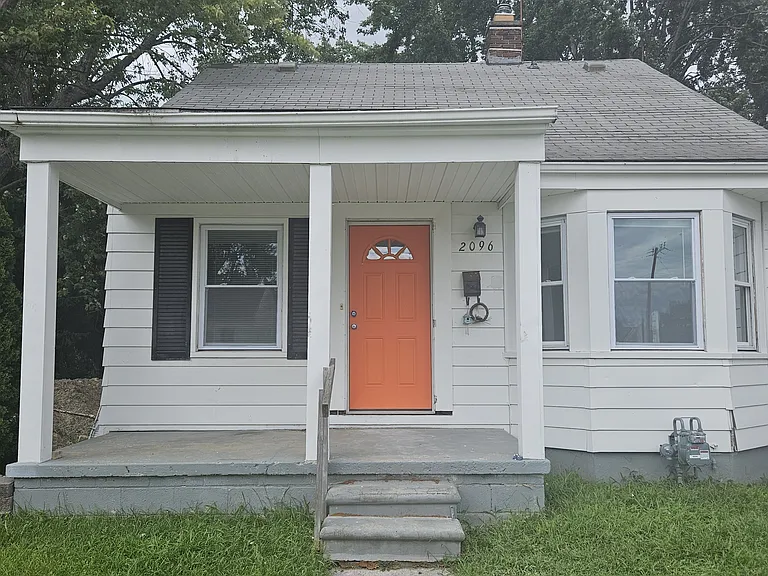 2096 Russell Ave — Photo 2