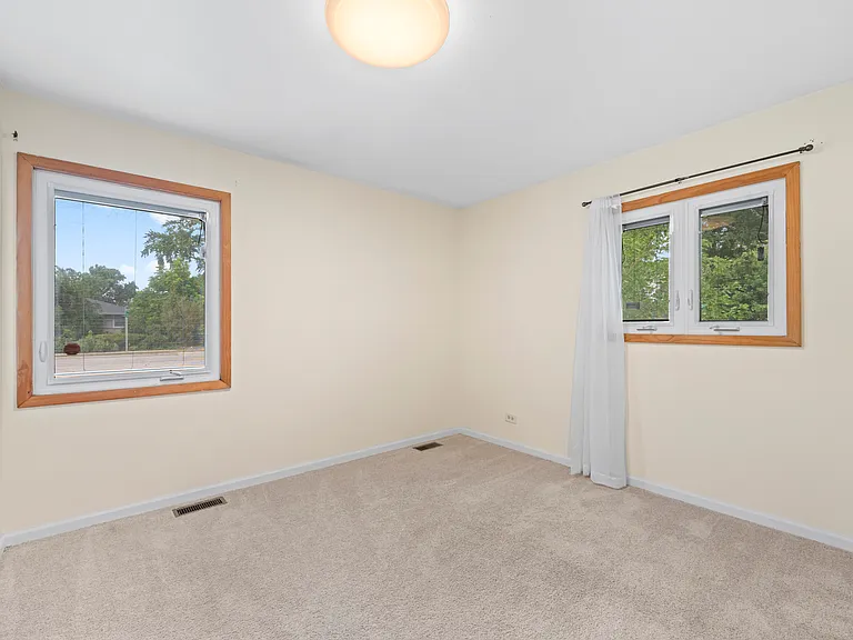 109 Landmeier Rd — Photo 12