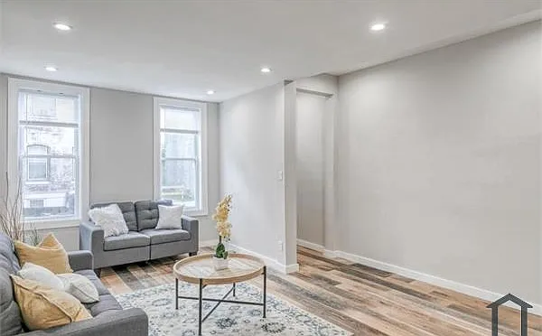 2021 W Oxford St — Photo 4