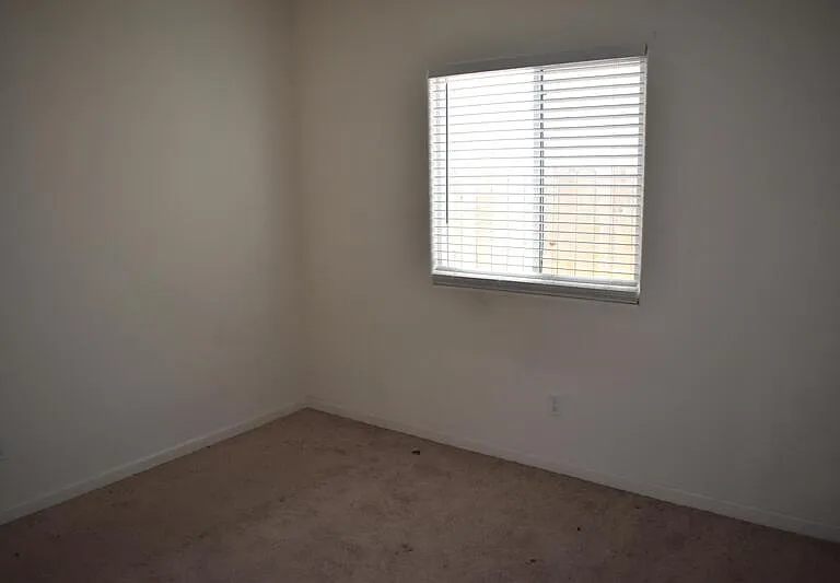 686 Phelps Dr — Photo 25
